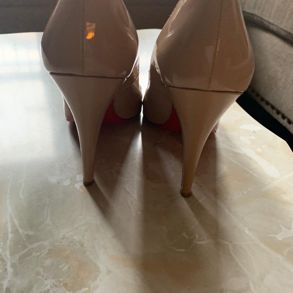 Christian Louboutin Patent Tan heels - Picture 2 of 3